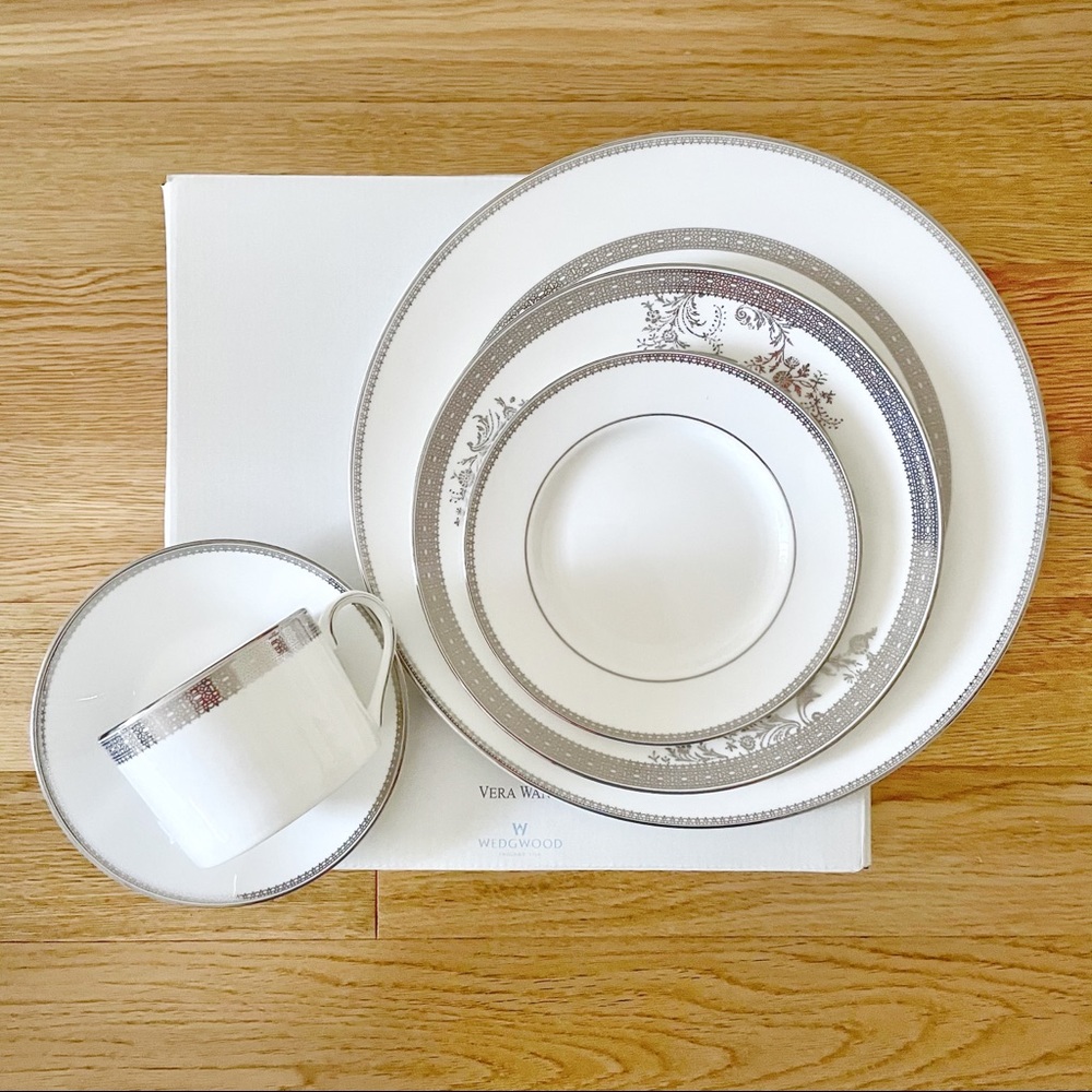 NIB Vera Wang Wedgewood Lace 5-piece Dinnerware
